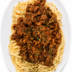 Tallarines con salsa bolognesa. Consome o sopa y ensalada del dia